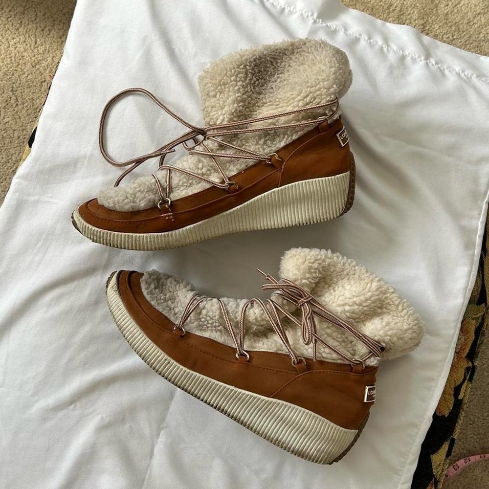 London Fog Collection size 10 tan brown Sherpa lace up ankle boots fur lining